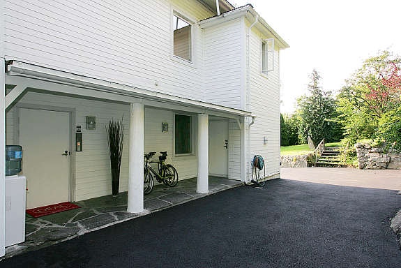 Overbygget inngangsparti med plass til sykler/skiutstyr. Nylig asfaltert m/varmekabler i oppkjørsel. Galleribilde