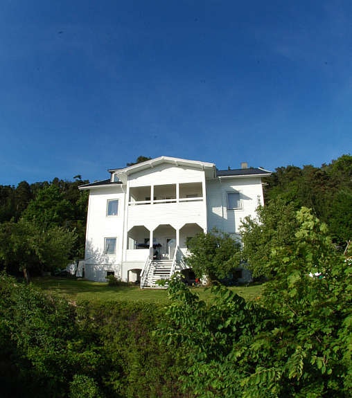 Unik beliggenhet, omkranset av Byskogen i bakkant, og med panorama fjordutsikt mot sydvest. Galleribilde
