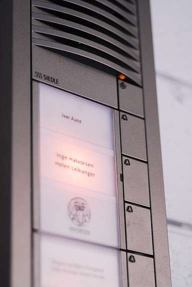 Siedle callinganlegg med automatisk åpning av hovedinngangsdør fra leilighet og anneks/hjemmekontor. Galleribilde