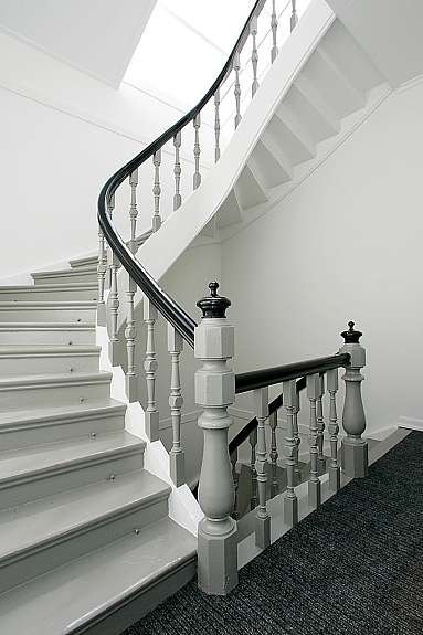 Trappeoppgang med stort overlysvindu, slitesterkt teppe og behagelig belysning. Galleribilde