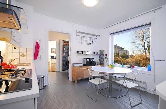 Kjøkkenet har anretningsrom, stor kjøkkenbod og sjarmerende utsikt ut mot hagen og Byskogen. Galleribilde
