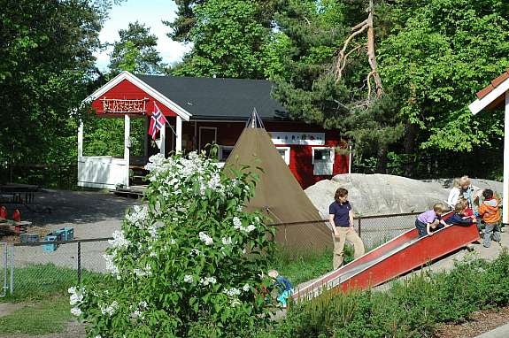 Spasér rett gjennom Byskogen (5 min) og du kommer til barnas paradis, Kongsveien Barnehage. Galleribilde