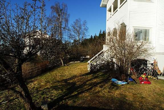 I enden av hagen mot vest ligger en stor sandkasse, der de minste kan utvikle sine kreative evner. Galleribilde