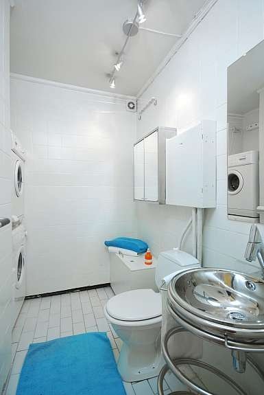 Vaskerom/ekstra tolaett, vaskemaskin/tørketrommel, ventilsjon rett ut og inspeksjonsluke for vann. Galleribilde