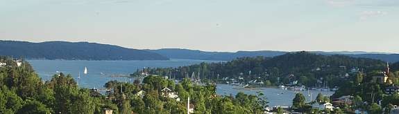 Utsikt mot syd, stadig nye seilbåter og andre vannsportaktiviteter å oppdage i horisonten. Galleribilde