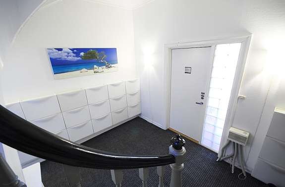 Hyggelig entré med overlys + lys gjennom glasstennisje, med plass til 50 par usynlige sko på veggen. Galleribilde