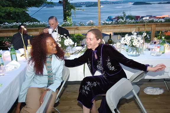 Sommerselskap på terrassen, 75 mennesker til bords med panorama fjordutsikt. Uforglemmelig. Galleribilde