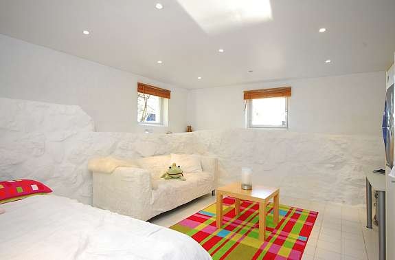 I underetasjen kjellerstuen, som i dag benyttes som deilig soverom av eldstemann i søskenflokken. Galleribilde