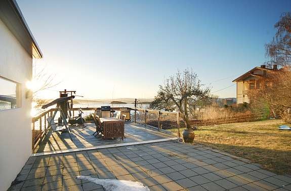 Utenfor annekset ligger en terrasse på 60 m2, som brukes til store sommerselskap og annen moro. Galleribilde