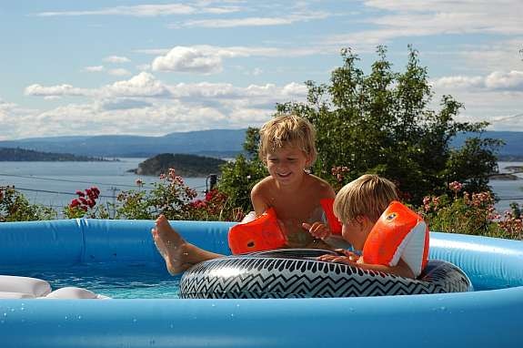 Om sommeren har barna plaskebasseng der de kan løpe ut og ta morgenbadet utenfor soverommet. Galleribilde