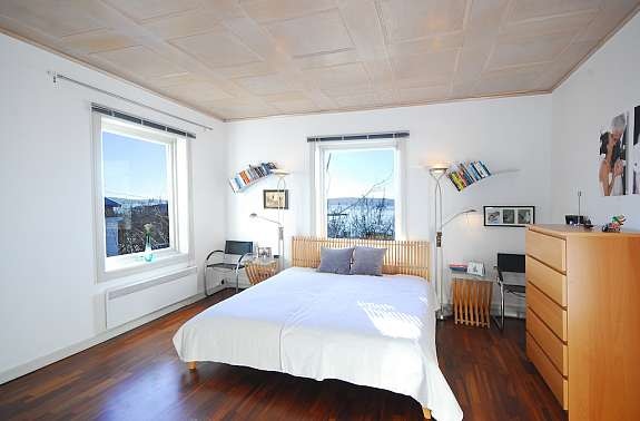 Den 3. stuen mot syd kan brukes som stort soverom. Deilig å våkne opp til panorama fjordutsikt. Galleribilde