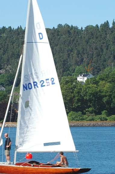 Unik beliggenhet, 5 min til Oslo sentrum, omkranset av skog og bare minutter til maritimt paradis. Galleribilde
