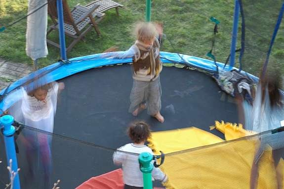 Å ha plass til en stor trampoline i hagen, der solen skinner fra morgen til kveld er kjærkomment. Galleribilde