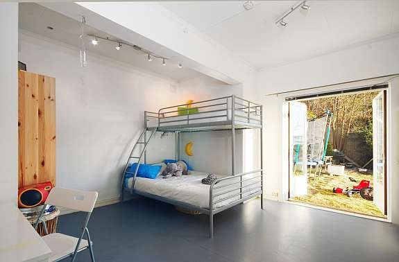 Fra det nest største soverommet åpnes en terrassedør direkte ut mot den solfylte hagen mot syd. Galleribilde