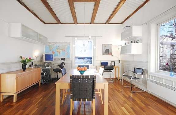 Spisestue med plass til langbord der alle kan se utover fjorden mens man nyter et godt måltid. Galleribilde