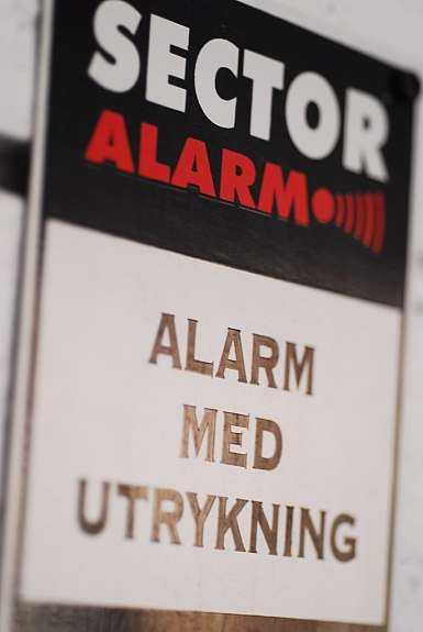 Alarmanlegg fra Sector Alarm er montert både i leiligheten og i annekset/hjemmekontoret. Galleribilde