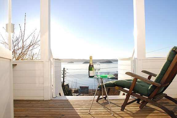 Balkongen mot vest er innebygget med glass mot syd og nord, slik at sitte-ute-sesongen forlenges. Galleribilde