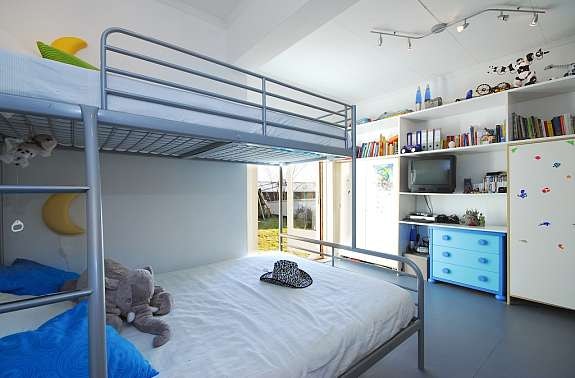 Soverommet er i dag innredet for 3 barn med rikelig skap- og hylleplass til klær, leker og bøker. Galleribilde