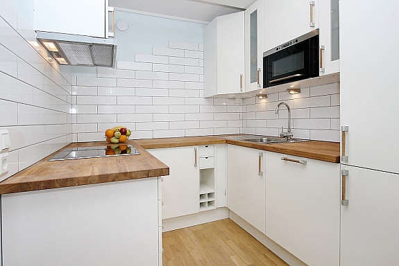 Lekkert kjøkken med integrerte hvitevarer Galleribilde