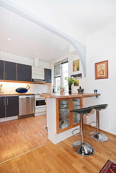 Pen kjøkken med 'øy'. Romslig spisestue. Galleribilde