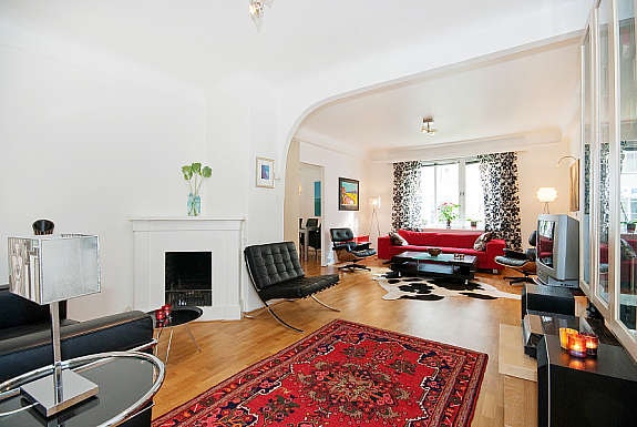 2 stuer på rad med peis Galleribilde