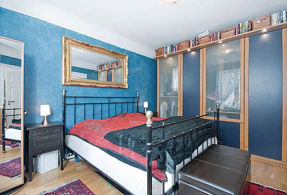 Stort soverom med skyvedørsgarderobe Galleribilde