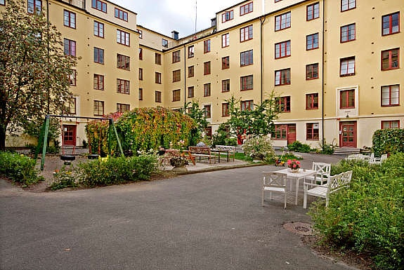 Pent opparbeidet gårdsrom med sittegrupper - skjermet. Galleribilde