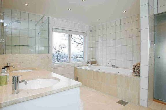 Lekkert flislagt bad/wc Galleribilde