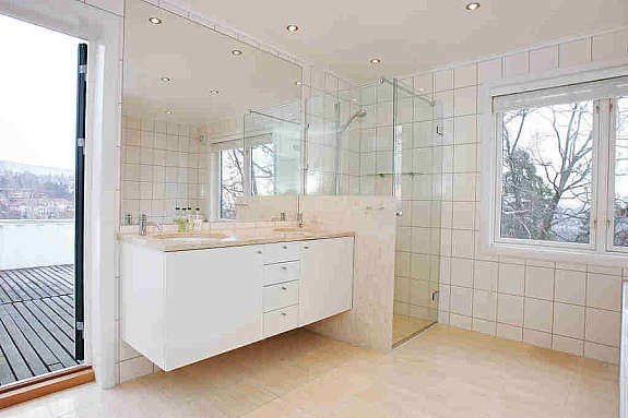 Bad i forbindelse til hovedsoverom Galleribilde