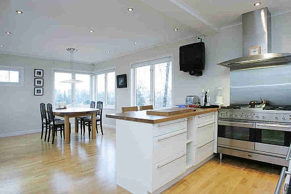 kjøkken med stor spiseplass Galleribilde