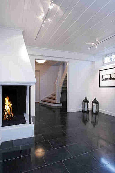 Hall med vakker peis Galleribilde