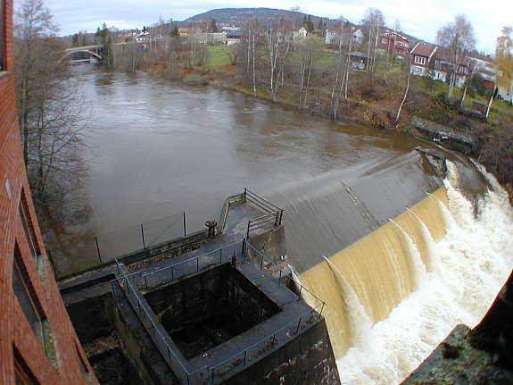 Ved snøsmelting og store regnskyll er vannføringen stor. Galleribilde