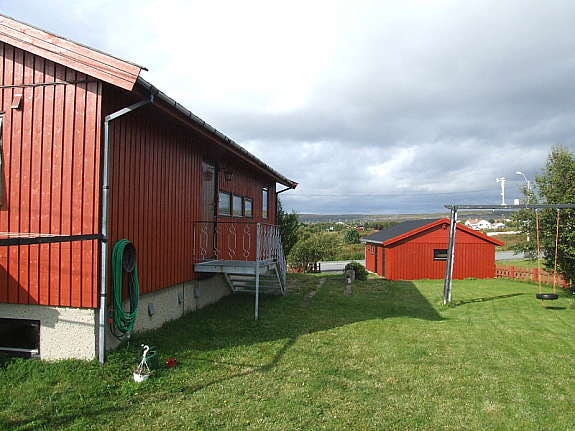 Mot garasjen og byen Galleribilde