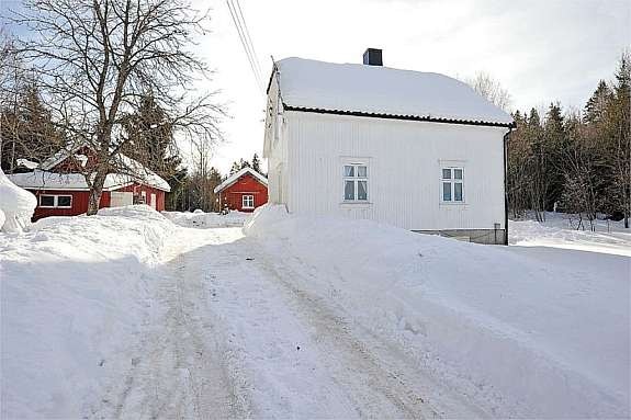 Eiendommen sett fra veien Galleribilde