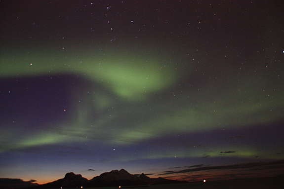 Nordsia er kjent for sine flotte sol og lysforhold. her et nydelig bilde med nordlyset som danser over Landegode. Galleribilde