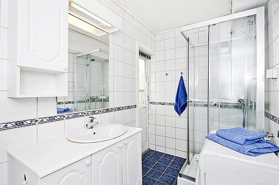 Flislagt bad med gulvvarme - Nytt pent dusjkabinett Galleribilde