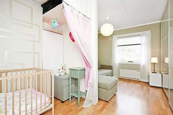 Soverom 2 - Skyvedørsgarderobe med "frostet glass" Galleribilde