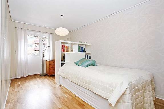 Soverom 1 - Meget romsli soverom med utgang til veranda Galleribilde