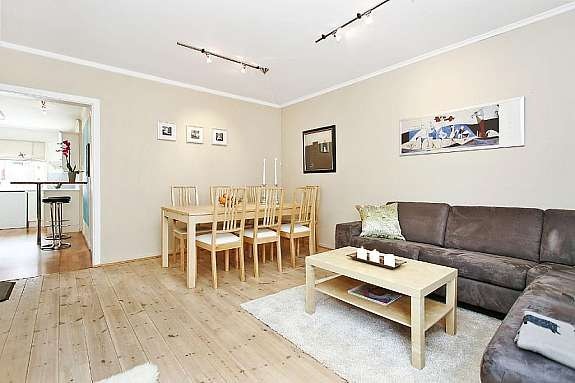 Romslig stue med god plass til spisestuemøbler Galleribilde