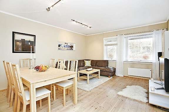 Lys og pen stue - Lunt furugulv Galleribilde