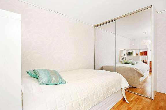 Soverom 1 - Skyvedørsgarderobe med speildører Galleribilde