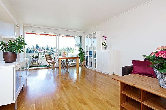 Stue mot balkong Galleribilde