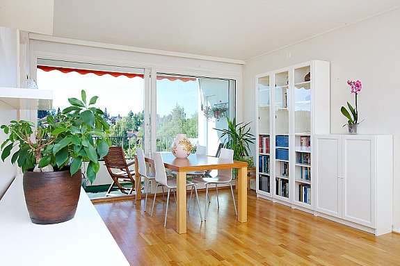 Stue/spisestue mot balkong Galleribilde