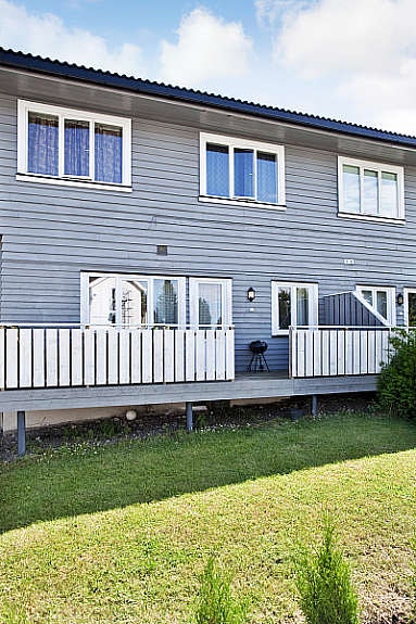 Utenfor leiligheten har man en trivlig hage. Galleribilde