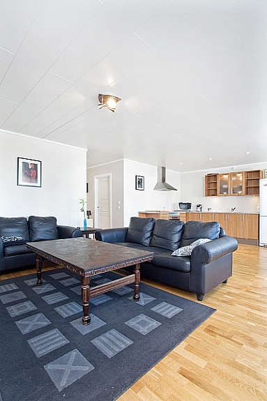 Stuen er malt i lyse og trivlige farger. Galleribilde