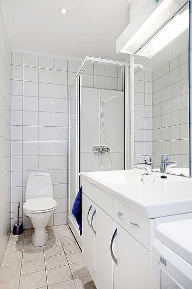 Flislagt bad i lyse farger. Galleribilde