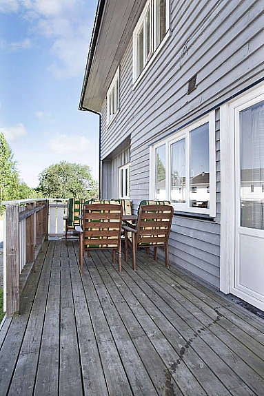 Solrik terrasse. Galleribilde