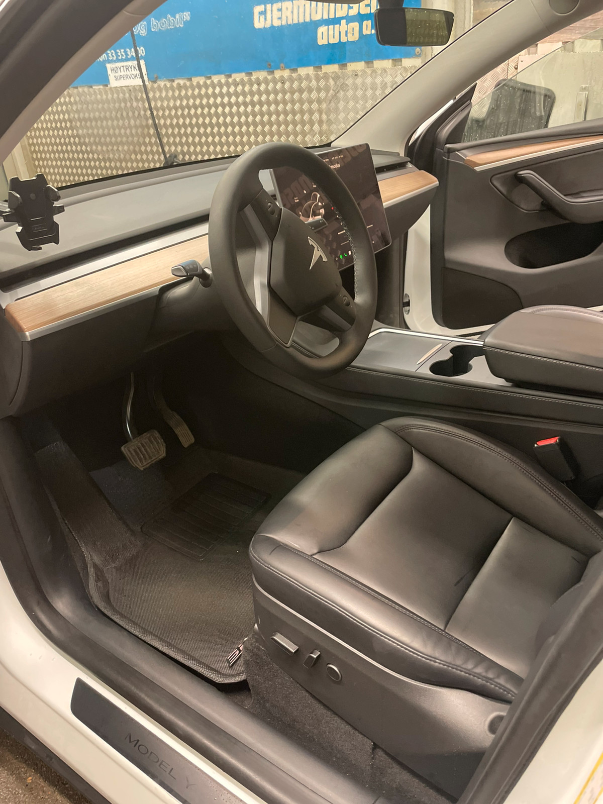 Tesla Model Y Long Range AWD 3