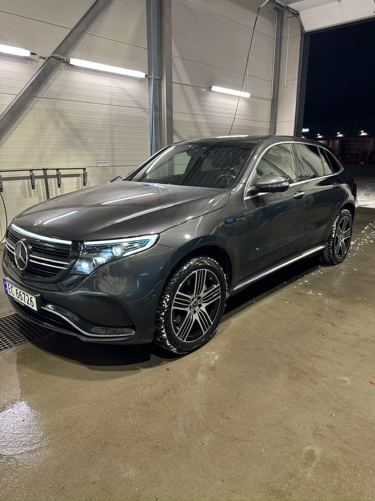 Mercedes-Benz EQC 400 4MATIC AMG Edition Premium I KUPP av en bil