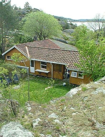 Hovedhytta sett fra nord-øst med meget lun uteplass Galleribilde